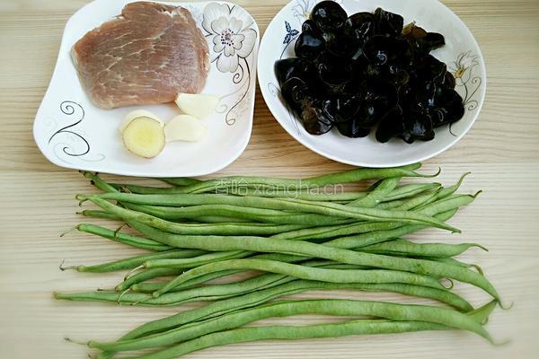 豆角木耳炒肉丝的做法图解1