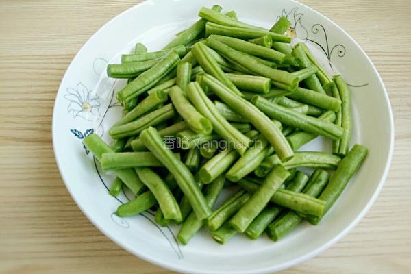 豆角木耳炒肉丝的做法图解2