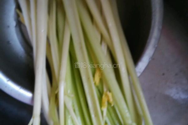 芹菜猪肉水饺的做法图解2