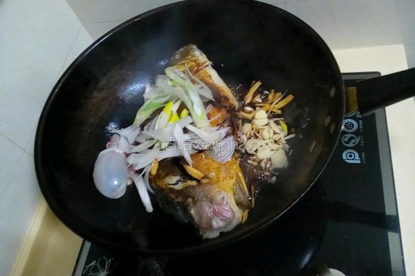 红烧鲤鱼的做法图解4