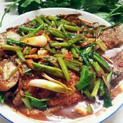 香芹烧河鲫鱼的做法[图]