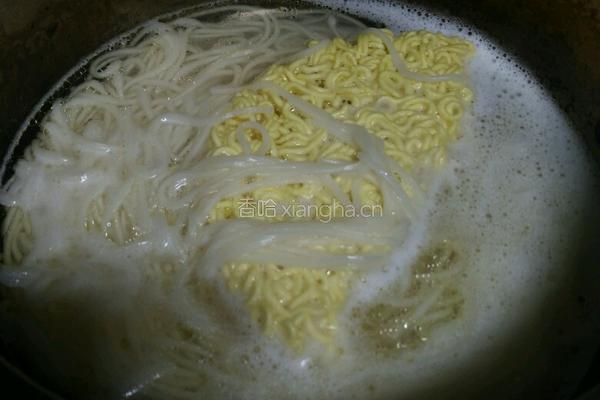 鸡汁XO酱双面条的做法图解2