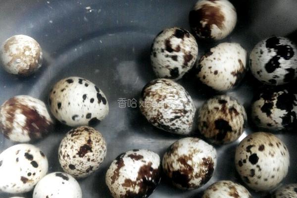 虎皮鹌鹑蛋的做法图解1