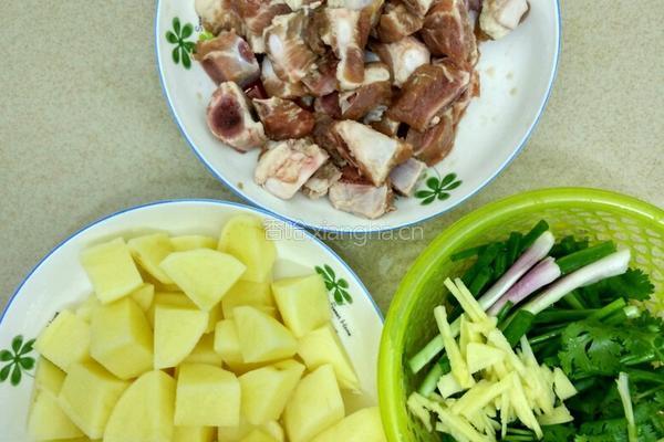排骨焖土豆的做法图解1