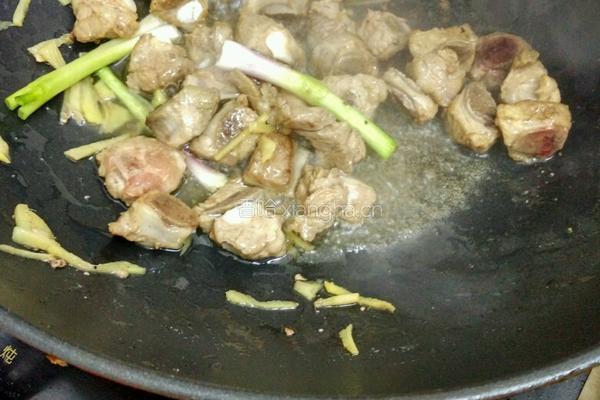 排骨焖土豆的做法图解3