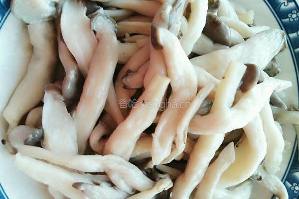 土豆炖蘑菇的做法图解1