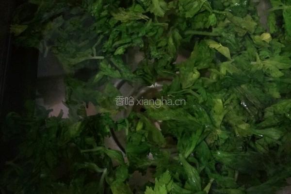 蒜泥拌芹菜叶的做法图解2