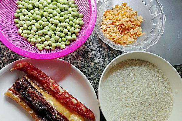 豌豆腊味糯米饭的做法图解1