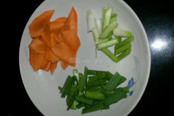 腊肉炒竹笋的做法图解2