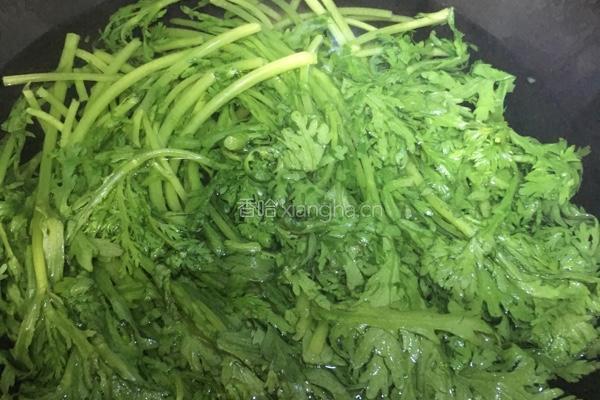 凉拌茼蒿胡萝卜的做法图解3