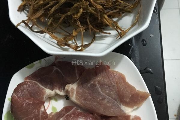 黄花菜干烧肉的做法图解1