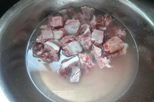茄汁排骨的做法图解1