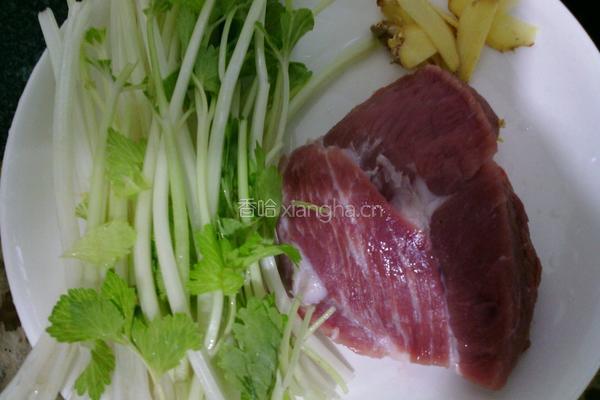 芹菜小炒肉的做法图解1