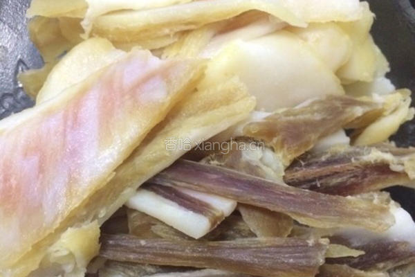 大蒜炒腊肉的做法图解2