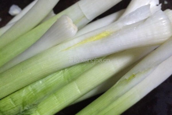 大蒜炒腊肉的做法图解4