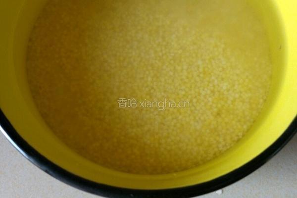 银耳小米粥的做法图解1