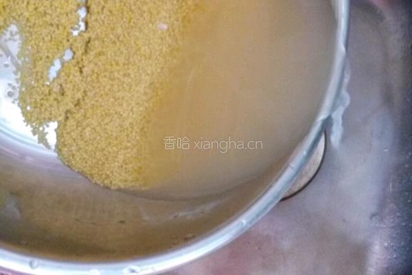 银耳小米粥的做法图解2