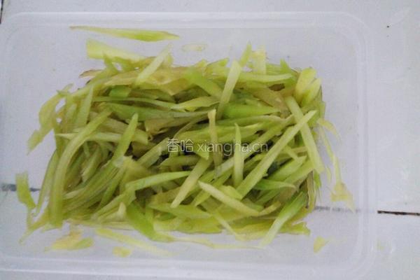 凉拌莴笋的做法图解2