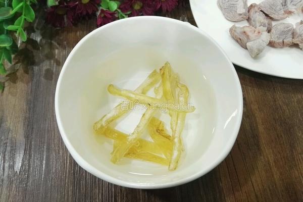 鱼胶炖鸡汤的做法图解4