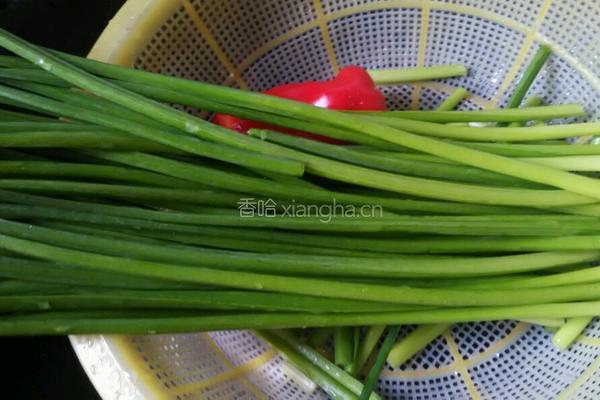 韭菜苔炒鸡蛋的做法图解1