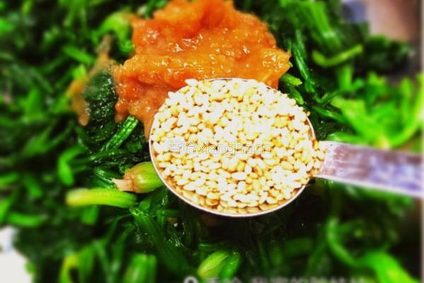 梅干拌菠菜的做法图解3