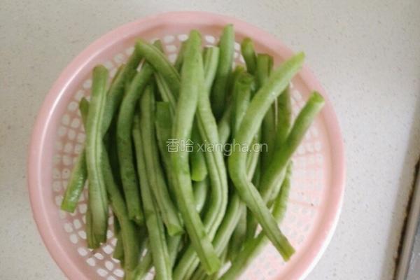 四季豆炒木耳的做法图解2