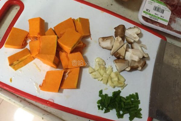 香菇肉沫拌南瓜的做法图解1