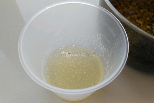 百香果慕斯蛋糕的做法图解2