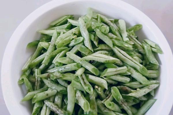 木耳炒龙豆的做法图解2
