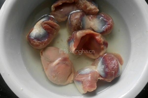 青红椒炒鸭胗的做法图解1
