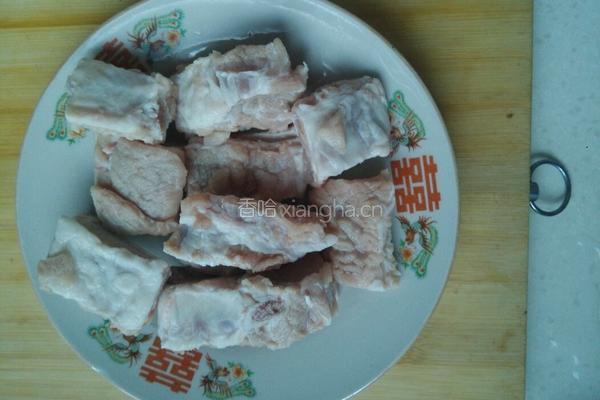 土豆烧排骨的做法图解1