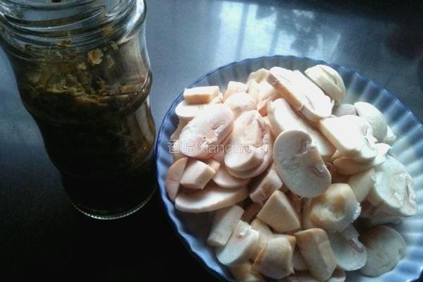 雪菜磨菇的做法图解1