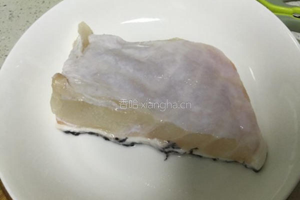 清蒸龙胆石斑鱼的做法图解1