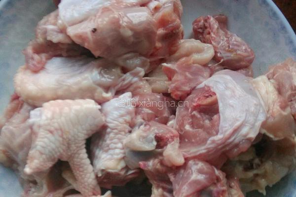 芹菜炒鸡肉的做法图解1