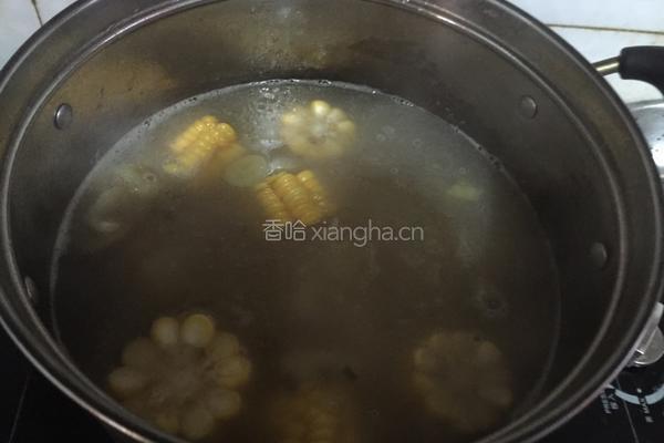 玉米连藕排骨汤的做法图解6