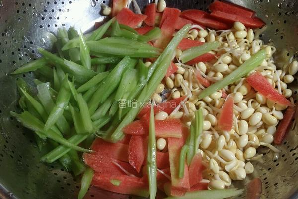 豆芽拌芹菜的做法图解1