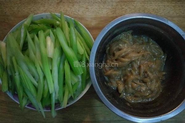 芹菜炒肉的做法图解1