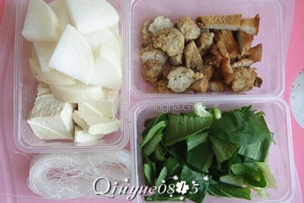 白萝卜炖豆腐小砂锅的做法图解2