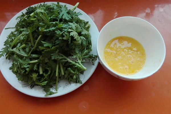 鸡蛋炒茼蒿的做法图解1