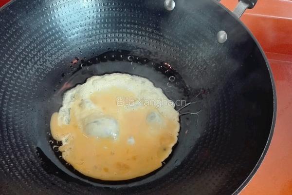 鸡蛋炒茼蒿的做法图解3