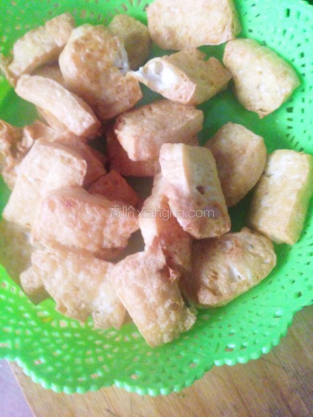 炸至金黄色捞出控油