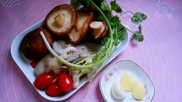 新鲜香菇五个剪去蒂，泡水里用手轻轻揉洗干净。平菇剪去根蒂洗净。所有食材都洗净备用。