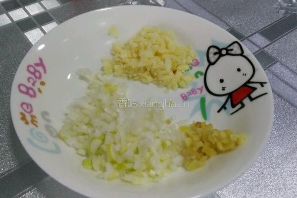 线椒炒肉片的做法图解1