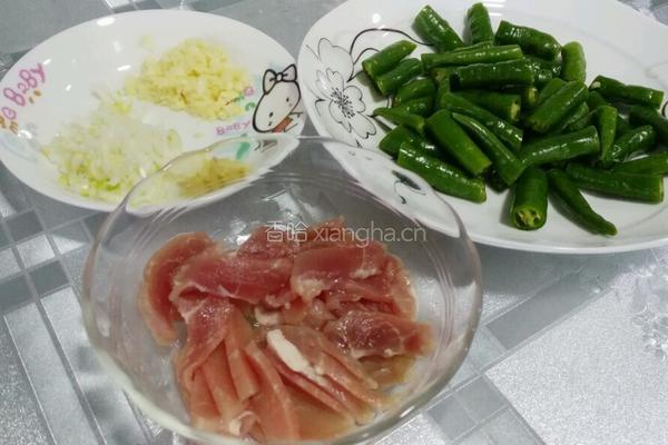 线椒炒肉片的做法图解2