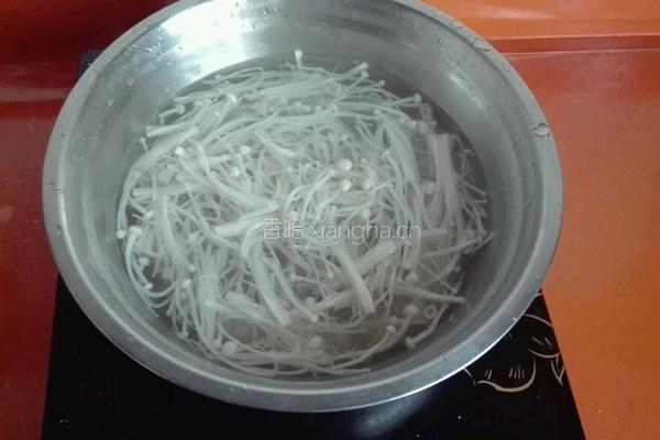 芝麻蚝油拌金针蘑菠菜的做法图解2
