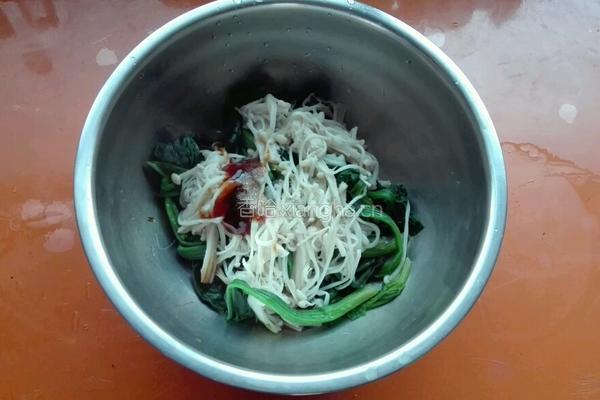 芝麻蚝油拌金针蘑菠菜的做法图解4