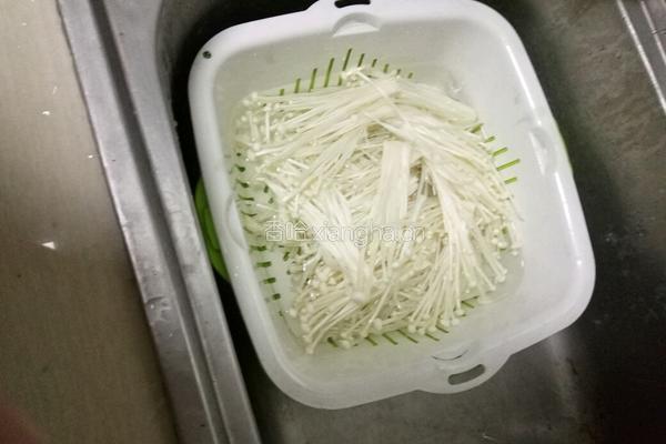 炝拌金针菇的做法图解1