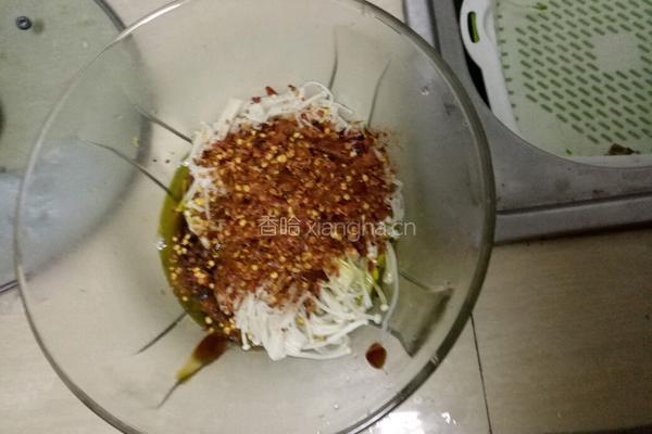 炝拌金针菇的做法图解3