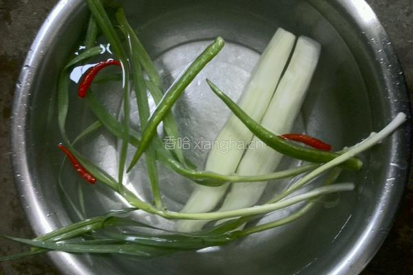 菜头炒蒜苗的做法图解2
