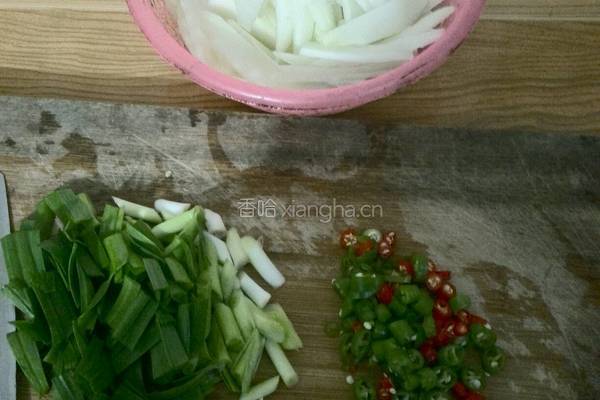 菜头炒蒜苗的做法图解3
